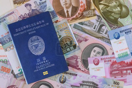 Foto de Corea del Norte ganó se representa en varias denominaciones de moneda como billetes en efectivo en el pasaporte para Corea del Norte - Imagen libre de derechos