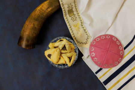 Téléchargez les photos : Hamantaschen biscuits, masque de carnaval, bruyants symbolisent vacances Pourim juive - en image libre de droit