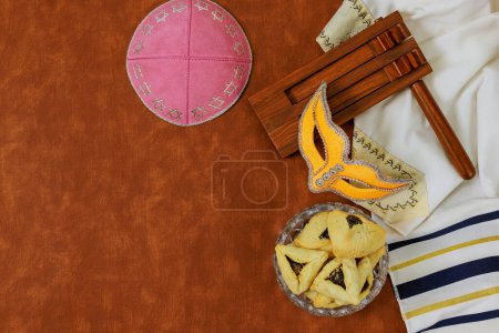 Téléchargez les photos : Un symbole clé fête juive de Pourim est hochet, masque de carnaval, biscuits hamantaschen. - en image libre de droit