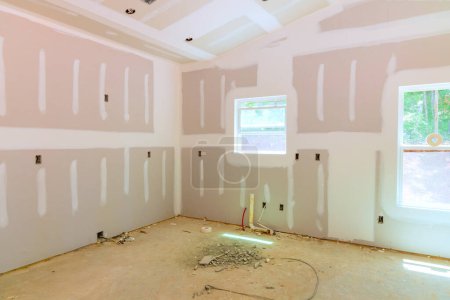 Téléchargez les photos : Plâtrage cloisons sèches de la maison nouvellement construite ont été achevés avant la peinture - en image libre de droit