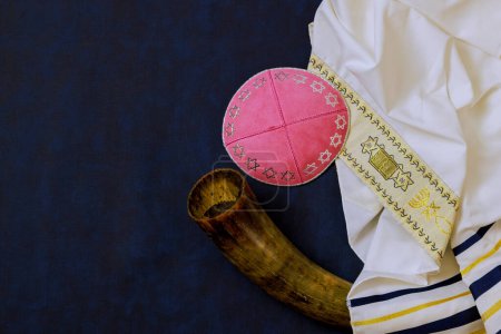 Un símbolo de fiesta judía ortodoxa consiste en mantón de oración tallit, cabeza cubierta kippah, shofar