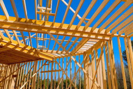 Foto de Madera madera palo marco marco vigas en la construcción de nueva casa - Imagen libre de derechos