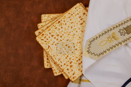Foto de Ritual de celebración de Pesaj con pan plano sin levadura Matzá, fiesta judía tradicional - Imagen libre de derechos