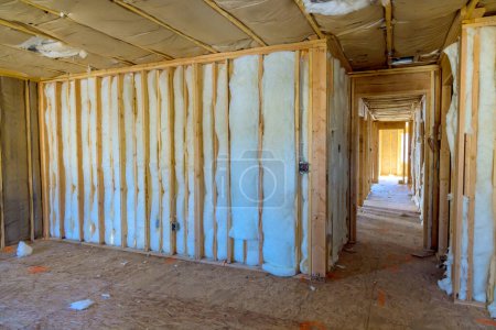 Téléchargez les photos : Construction d'une nouvelle maison résidentielle implique l'installation de murs d'isolation - en image libre de droit