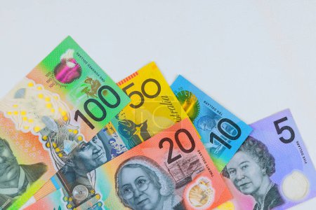 Diversos dólares australianos en efectivo Billetes AUD diferentes denominaciones de moneda sobre fondo blanco