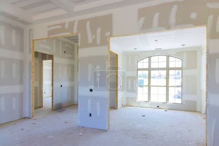 Foto de Construyendo nueva casa con paredes de yeso yeso paneles de yeso que se ha terminado en preparación para la pintura - Imagen libre de derechos
