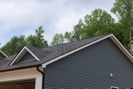 Foto de Detalle azotea solapamiento techo asfalto tejas en casa de nueva construcción - Imagen libre de derechos