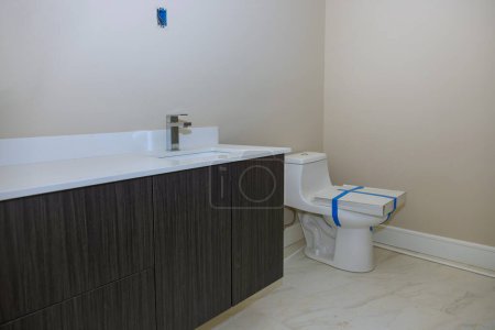 Assemblage armoire lavabo avec tiroirs, installation évier en porcelaine blanche installation robinet en acier inoxydable aux toilettes