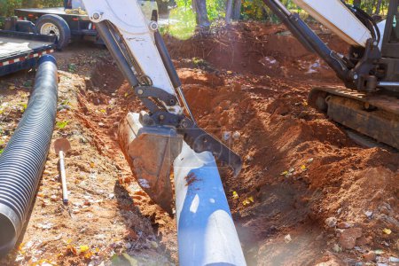 Installation de tuyaux sur le chantier de construction pour recueillir l'eau de pluie