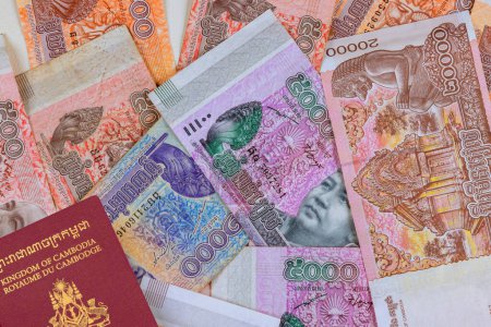 Reisepass Königreich Kambodscha über kambodschanische Landeswährung, verschiedene nominale Riels-Banknoten