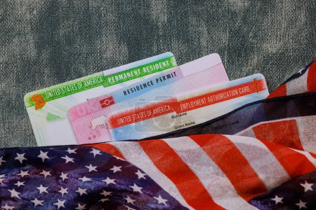 Téléchargez les photos : Documents dont un immigrant vivant aux États-Unis avec permis de séjour, carte d'autorisation de travail, carte de résident permanent a besoin pour vivre confortablement - en image libre de droit