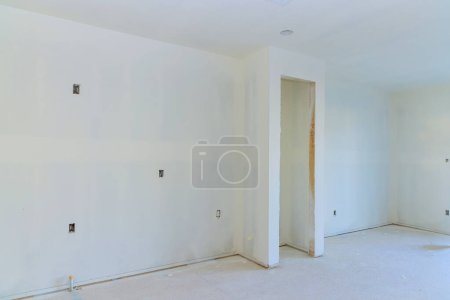 Foto de Habiendo completado los trabajos de decoración de pintura en la nueva casa, la preparación de las paredes para la pintura final - Imagen libre de derechos