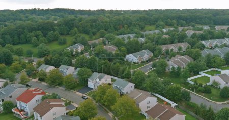 Téléchargez les photos : Petite ville américaine est situé entre les plantations de la zone forestière dans l'état du New Jersey pendant les mois d'été - en image libre de droit