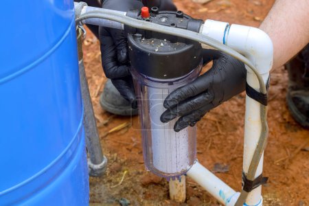Wartungsservice-Mann installiert Filterpatrone zur Wasseraufbereitung wird ersetzt