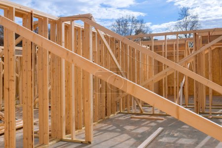 Foto de La construcción de nuevas viviendas implica el encuadre de vigas de madera palo - Imagen libre de derechos