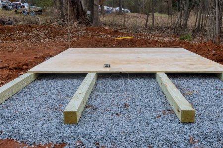Preparación de plataforma de madera para instalación de cobertizo de almacenamiento
