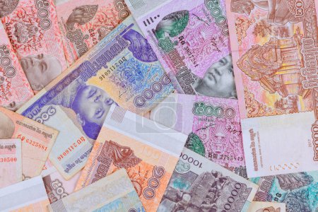 Unterschiedliche Nominalwerte repräsentieren kambodschanische Landeswährung