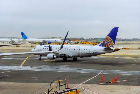 Foto de 30 octubre 2023 EWR Newark NJ US Después de aterrizar en el aeropuerto, taxis de avión a terminal en la pista United Airlines aeronaves - Imagen libre de derechos