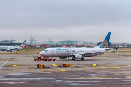 Foto de 30 octubre 2023 EWR Newark NJ US Taxis de avión en pista después de aterrizar en el aeropuerto para llegar a la terminal United Airlines - Imagen libre de derechos