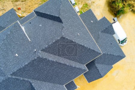 Foto de Hay tejas de asfalto que cubren el techo de la casa de nueva construcción - Imagen libre de derechos