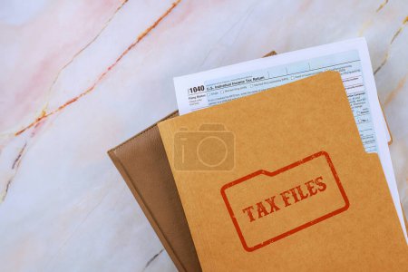 Servicio contable en la oficina, declaración del impuesto sobre la renta individual de los Estados Unidos en el formulario 1040 del IRS