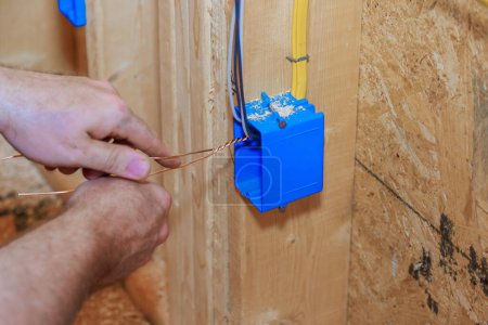 Téléchargez les photos : Boîtier électrique avec câblage dans une nouvelle maison pendant la construction - en image libre de droit