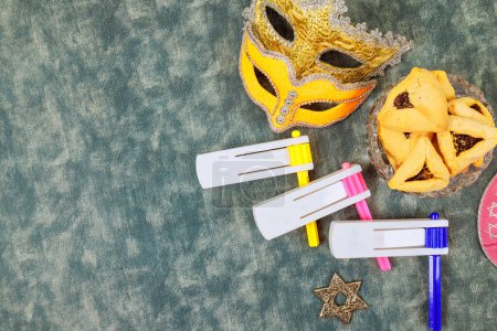 Téléchargez les photos : Utilisation shofar avec pourim heureux avec des masques de carnaval de vacances juives décoration de célébration - en image libre de droit