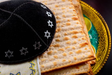 Fiesta judía Pascua arreglo de mesa con pan matzá para la celebración