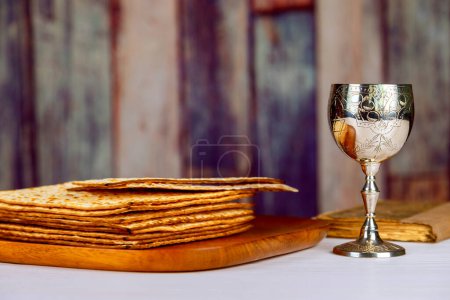 Pessach stellt eine spirituelle Reise von der Sklaverei zur Erlösung mit rotem koscherem Wein und ungesäuertem Brot Matzo dar