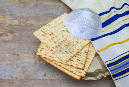 Pessach Feier jüdischer Feiertag Tisch mit ungesäuertem Brot Matza geschmückt