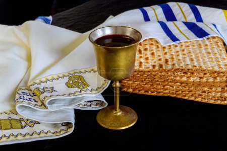 Pessach-Feier Jüdischer Feiertag mit rotem koscheren Wein ungesäuertes Brot matzo