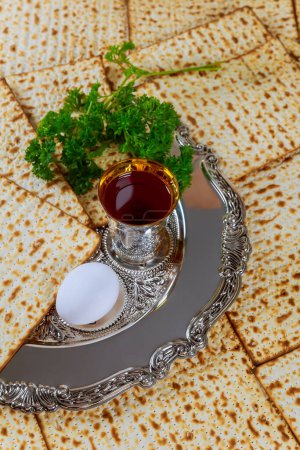 Pesaj celebración es rica tradición simbolismo con vino kosher rojo sin levadura pan matzo