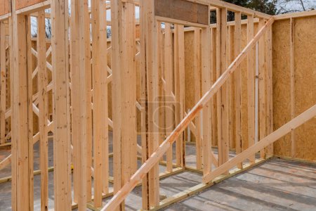 Foto de Cuando se está construyendo un nuevo hogar, las vigas de palo se utilizan como marco - Imagen libre de derechos