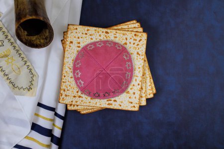 Simbólicamente, el kippah tallit se usa durante la celebración de la Pascua