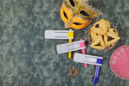 Téléchargez les photos : Hochets, masques de carnaval, biscuits hamantaschen sont des symboles de vacances juives Pourim. - en image libre de droit