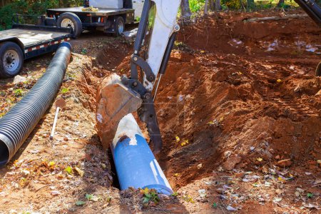 Sur les chantiers de construction, des tuyaux sont posés pour l'écoulement de l'eau de pluie dans les collecteurs principaux d'eau