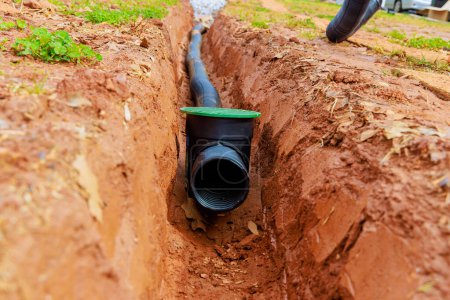 Colocación de tuberías de drenaje subterráneas para la salida de aguas pluviales