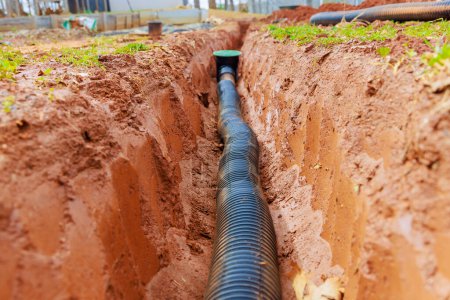 Colocación de sistemas de tuberías de drenaje subterráneo para aguas pluviales