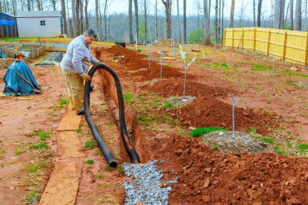 Bau eines Drainagesystems für den Abfluss von Regenwasser