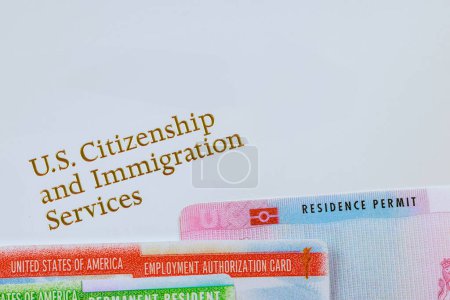 Téléchargez les photos : Documents dont un immigrant avec permis de séjour, carte d'autorisation de travail, statut de résident permanent a besoin pour mener une vie confortable aux États-Unis - en image libre de droit