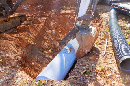 Pose de tuyaux sur le chantier de construction pour l'écoulement de l'eau de pluie dans le collecteur principal