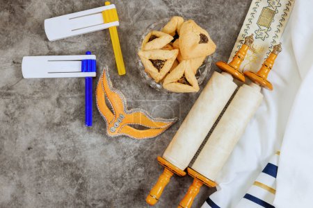 Téléchargez les photos : Joyeux Pourim célébration juive fête carnaval décoration avec hamantaschen biscuits shofar tallit - en image libre de droit