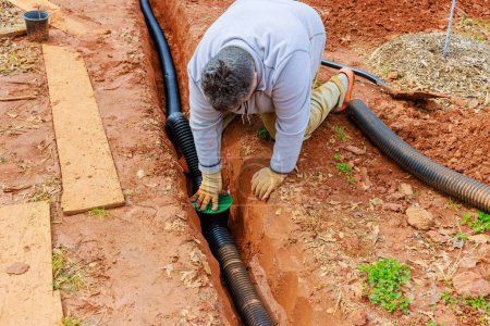 Pose de tuyaux de drainage souterrains pour l'écoulement des eaux pluviales