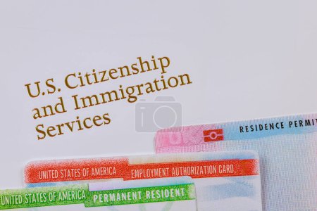 Téléchargez les photos : Documents de base qu'un immigrant aux États-Unis avec permis de séjour, carte d'autorisation de travail, les besoins des résidents permanents pour une vie confortable - en image libre de droit