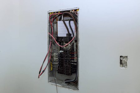 Caja de interruptores para control de potencia eléctrica montada en vigas de marco de madera en pared