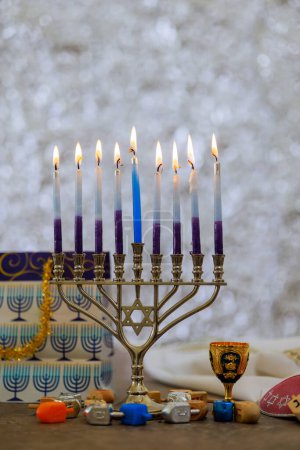 Velas encendidas en la tradicional Hanukkiah judía menorah que simboliza la fiesta de Hanukkah