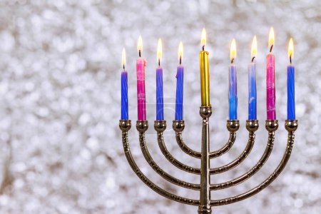 Hanukkah Menorah es símbolo religioso asociado con el festival judío de luces