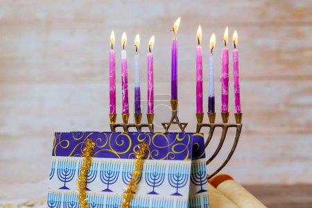 Téléchargez les photos : Lumière de bougie pendant les célébrations de Hanoukka Hanoukkiah Menorah Symbole de fête de religion juive - en image libre de droit