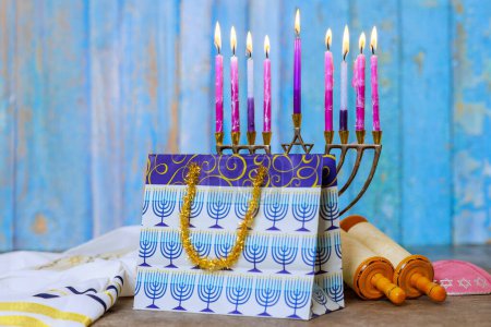 Téléchargez les photos : Avec Hanoukka menorah bougies allumées Hanoukka est le symbole religieux traditionnel de la fête juive Hanoukka - en image libre de droit