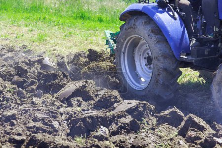 Traktor pflügt Land im Herbst zur Vorbereitung auf Frühjahrspflanzung um